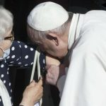 Папата и го бакнал истетовираниот број на раката на жената која го преживеала Аушвиц