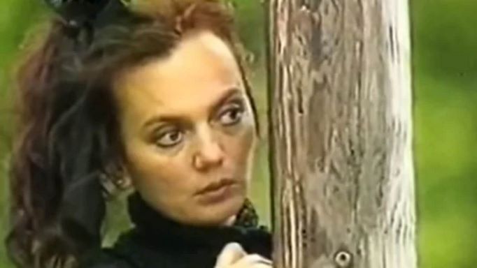 ЖИВЕЕ ВО БЕДА, СЕ ХРАНИ ВО НАРОДНА КУЈНА: Шокантни фотографии на една од најубавите српски актерки (ФОТО)