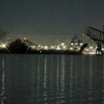 Во Балтимор се урна голем мост откако во него удри товарен брод, возила паѓаат во река (ВИДЕО)