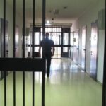 Ужас во затвор во Србија: Починал постар човек, затворениците го силувале со рачка од метла