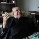 100- годишен свештеник ја открива тајната на својата долговечност, се уште држи миси и патува