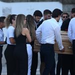 Потресни сцени на погребот ​​на диога жота: Соиграчите од Ливерпул носат венци со специјални броеви (ФОТО)